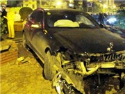 Bóng đá anh, ngoại hạng anh, lịch thi đấu euro 2012, Mercedes E300 nát đầu vì húc thành cầu 